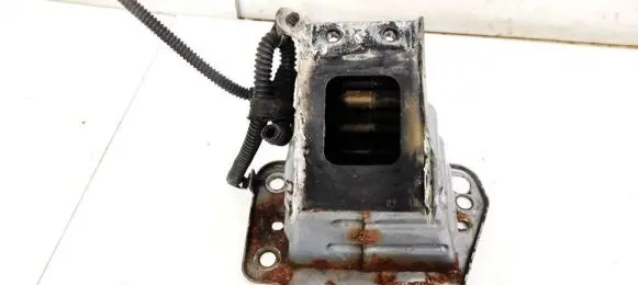 Front bumper mounting bracket