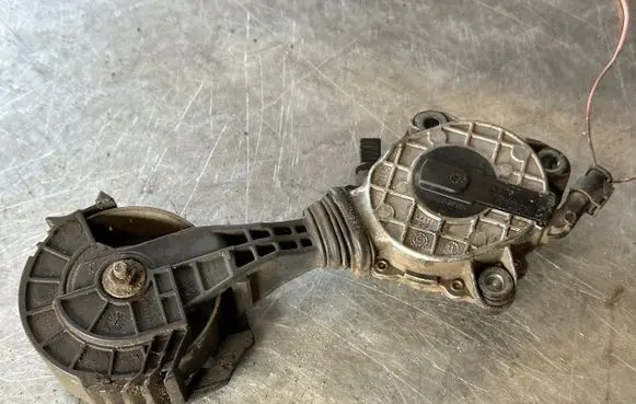 Peugeot 3008 I Timing belt tensioner V759883280