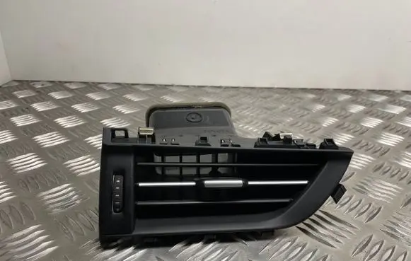 Toyota Avensis T270 Dashboard side air vent grill/cover trim 5566005130