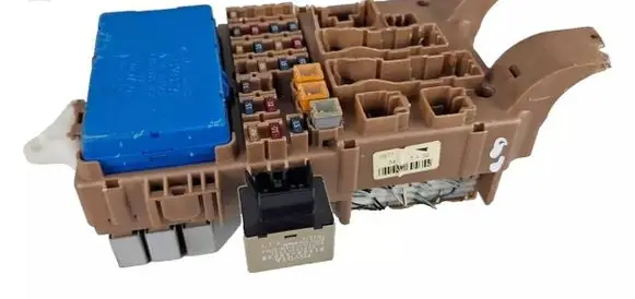 Toyota Corolla Verso E121 Fuse module 8264102040