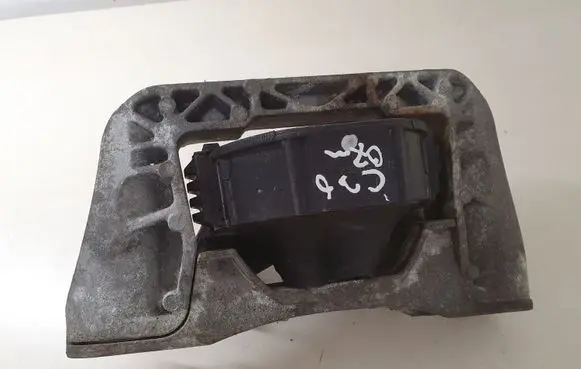 Volvo C30 Engine mount bracket