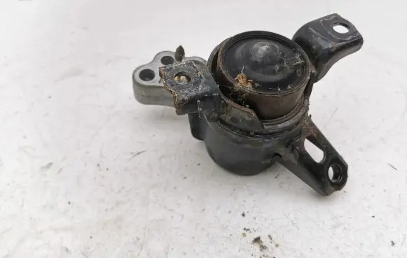 Toyota RAV 4 (XA40) Engine mount bracket