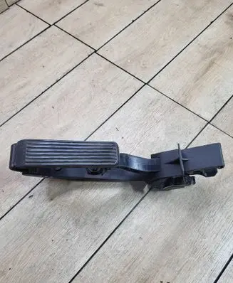 Mercedes-Benz E W211 Accelerator throttle pedal A2113000804