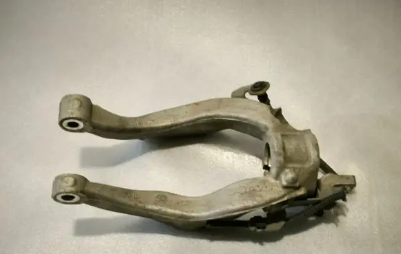Volvo XC60 Shock absorber/damper mounting bracket 31681988