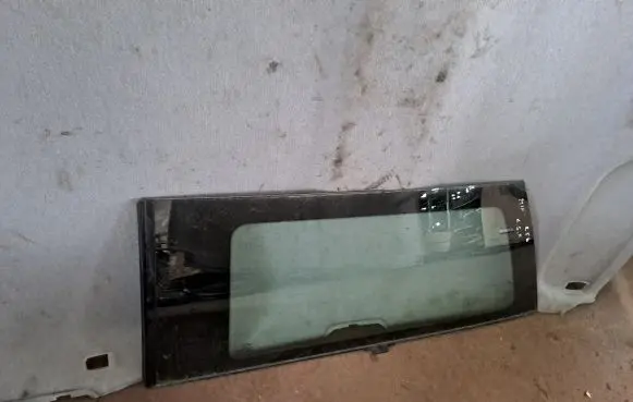 Volvo XC40 Rear side window