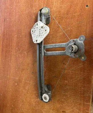 Rear door manual window regulator