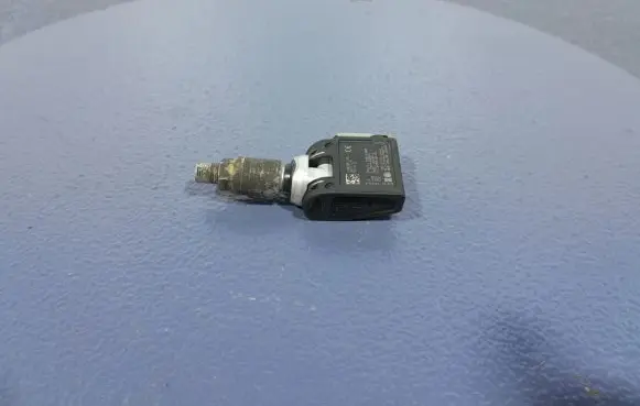 BMW 7 G11 G12 Tire pressure sensor 6872774