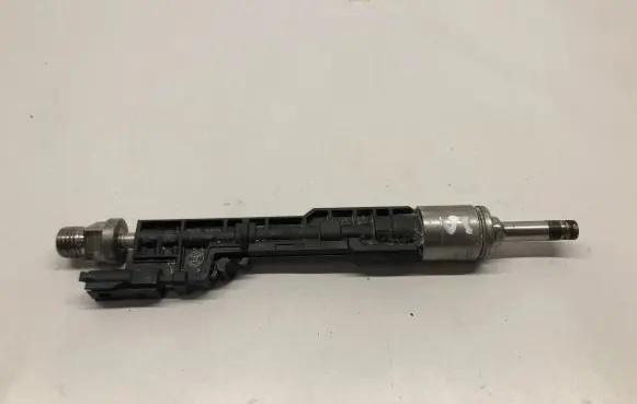 BMW M4 F82 F83 Fuel injector 7639994