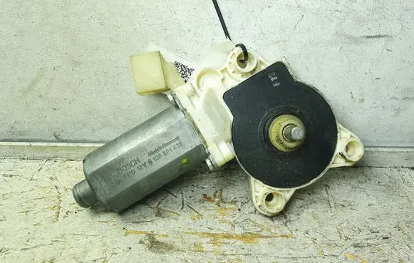 Mercedes-Benz CLS C219 Front door window regulator motor 0130821432