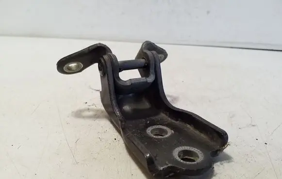 Chevrolet Captiva Front door upper hinge 