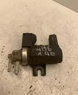 Audi A4 S4 B6 8E 8H Vacuum valve 