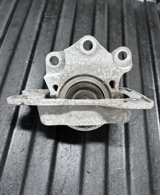 Engine mount bracket