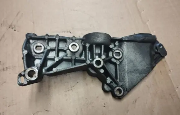 Nissan Qashqai Engine mounting bracket