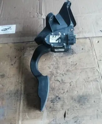 Hyundai Santa Fe Accelerator throttle pedal 327263L200