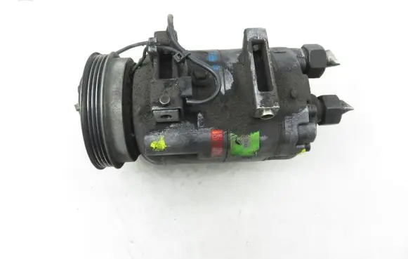 Volkswagen PASSAT B5 Air conditioning (A/C) compressor (pump) 8D0260805D