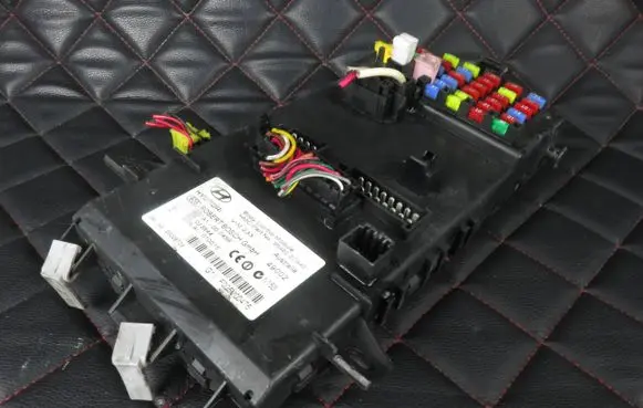 Hyundai Coupe Central body control module 954802C440 F005V00476 A1L000489