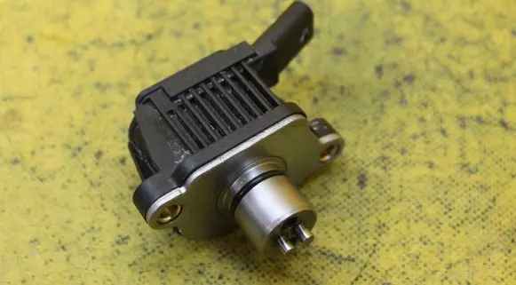 Volkswagen Golf VII Electromagnetic valve 04E906048A