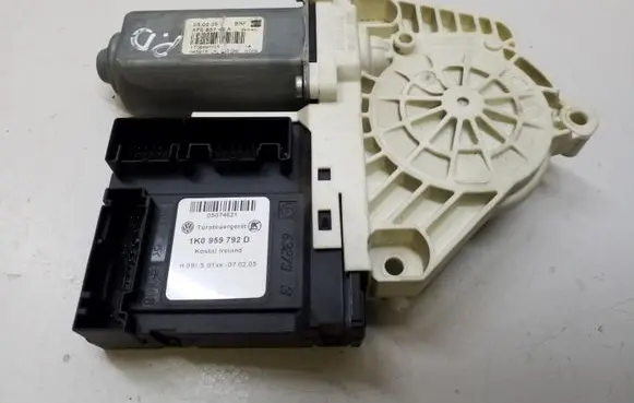 Seat Toledo III (5P) Front door window regulator motor 5P0837402A 1K0959792D