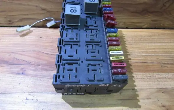 Volkswagen PASSAT B3 Fuse box set 357937039