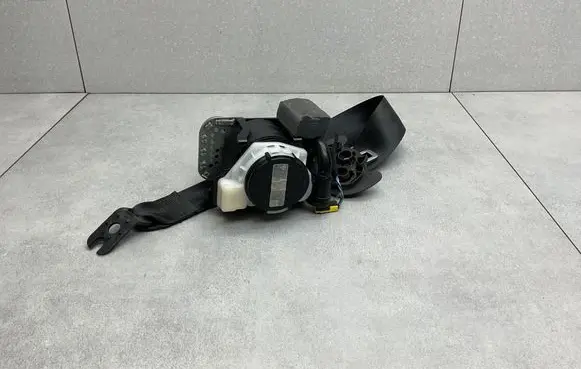 Volkswagen Golf VII Front seatbelt