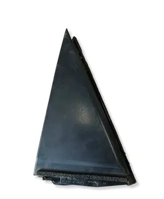 Toyota Prius (NHW20) Front door glass trim molding 6748847050