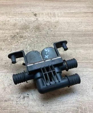BMW 5 E60 E61 Coolant heater control valve 6906652 1147412159 050315B
