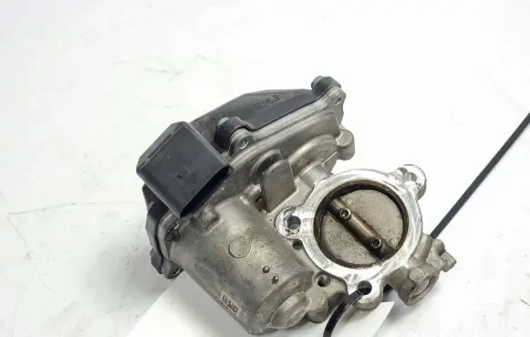Volkswagen PASSAT B8 Throttle body valve 04L131501G