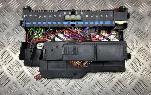 BMW 3 E46 Fuse module 8364542