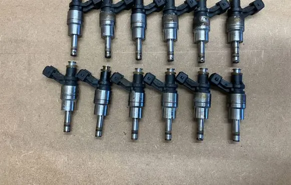 BMW 7 E65 E66 Fuel injector 0261500008