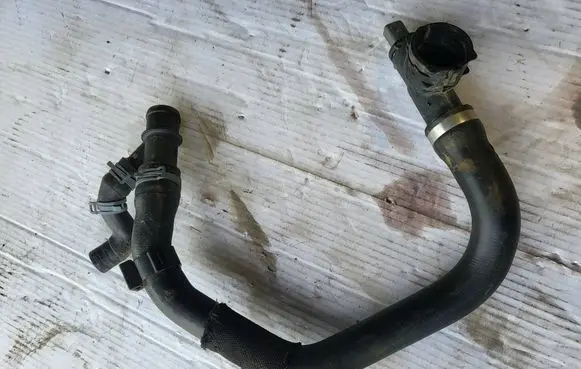 Engine coolant pipe/hose
