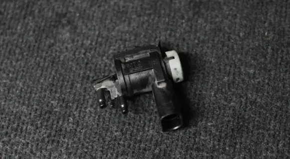 Audi A4 S4 B7 8E 8H Turbo solenoid valve 1K0906283A
