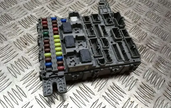 Honda CR-V Fuse module G1109HG2 SJHG011 051129