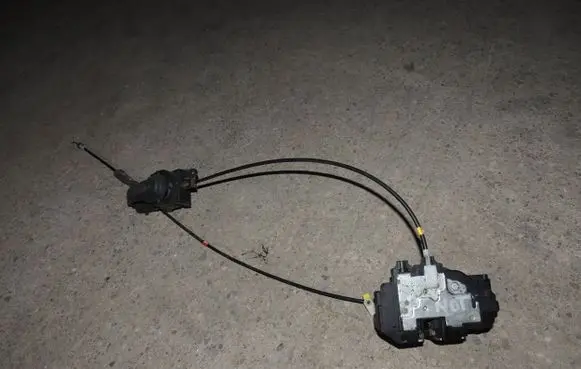 Nissan Note (E11) Front door lock 1002