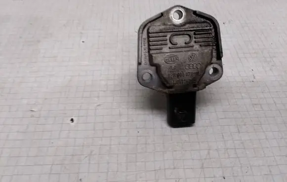 Volkswagen Golf V Oil level sensor 1J0907660C 6PR00807903