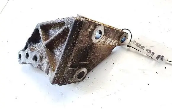 Nissan Murano Z50 Engine mounting bracket