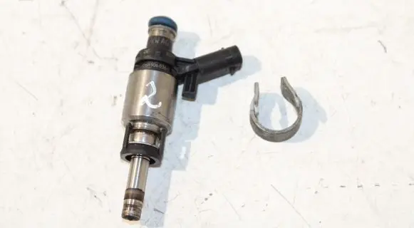 Audi A4 S4 B8 8K Fuel injector 06H906036H 0261500074