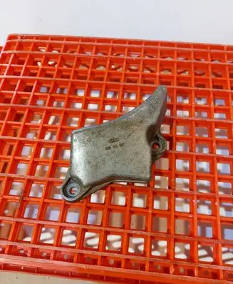 Gearbox mounting bracket