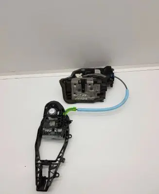 BMW X6 F16 Front door lock 7477685 A046465 18283810