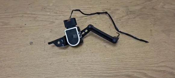 Headlight/headlamp level sensor