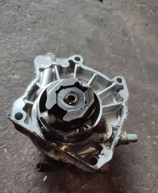 Opel Zafira B Vacuum pump