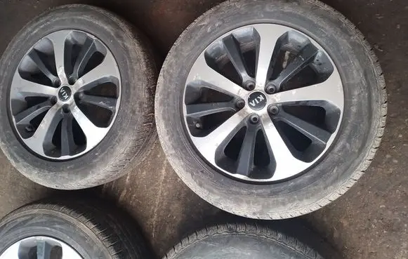 KIA Sorento R18 alloy rim 