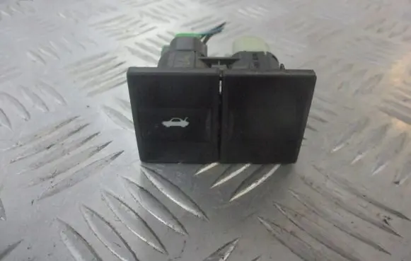 Ford Mondeo Mk III Tailgate/boot open switch button 