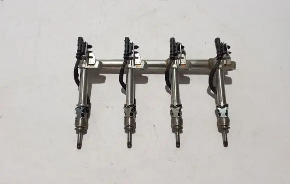 Volvo XC60 Fuel main line pipe 31204555