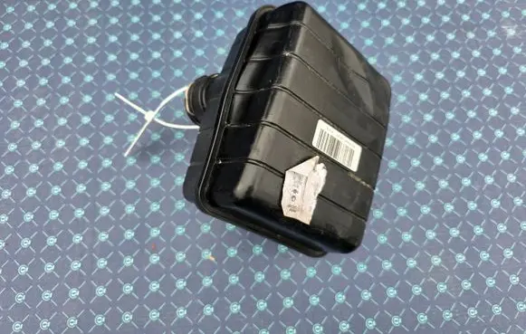 BMW 5 F10 F11 Intake resonator 8512249