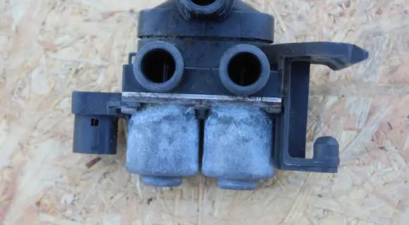 BMW 3 E36 Coolant heater control valve 8375792