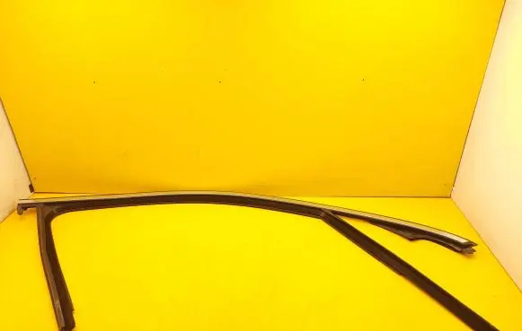 Mercedes-Benz GLE W167 Front door glass trim molding A1677251400