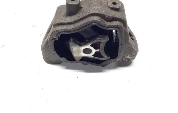 Land Rover Freelander 2 - LR2 Engine mount bracket TR8070M18
