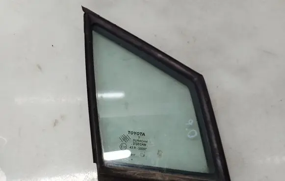 Toyota Corolla Verso E121 Front door vent window glass four-door 43R0097