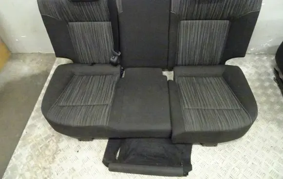 Opel Astra J Second row seats 