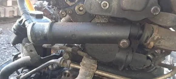 Volkswagen Golf V Engine coolant pipe/hose 038121132D